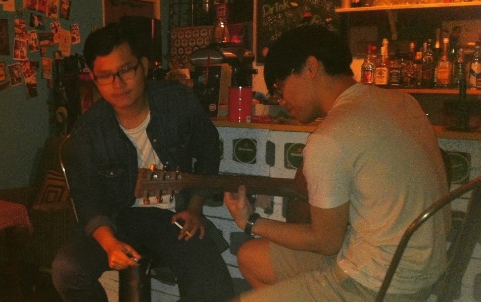 與朋友組團在酒吧表演